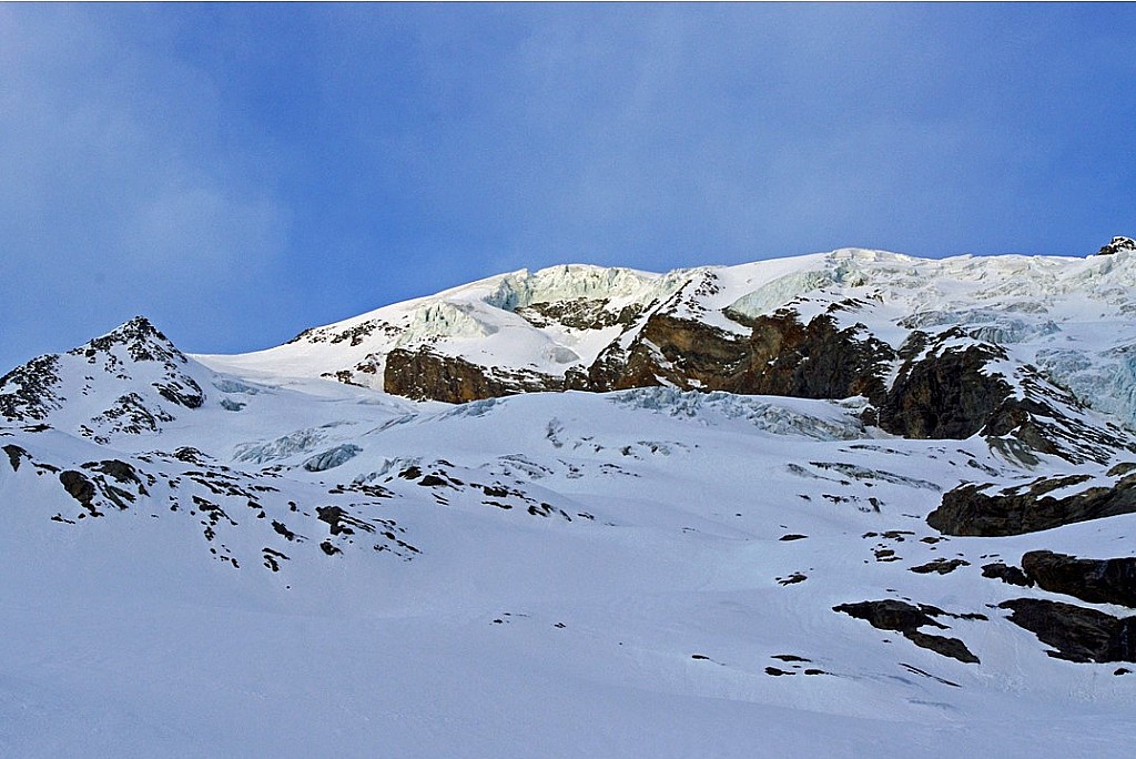 Au dessus du refuge de La Martin, on vient se positionner dans l'axe du glacier de La Martin... les modelés du relief glaciaires sont très beaux, et les glacons au dessus apparaissent.