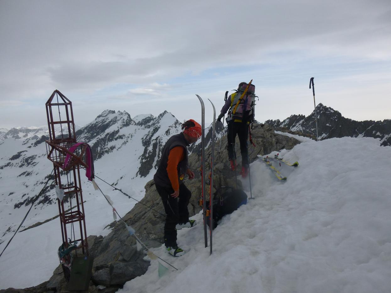 le reste de la journée se fera sous les nuages sur une neige dure avec un bon grip ou légèrement revenue jusqu'à la voiture