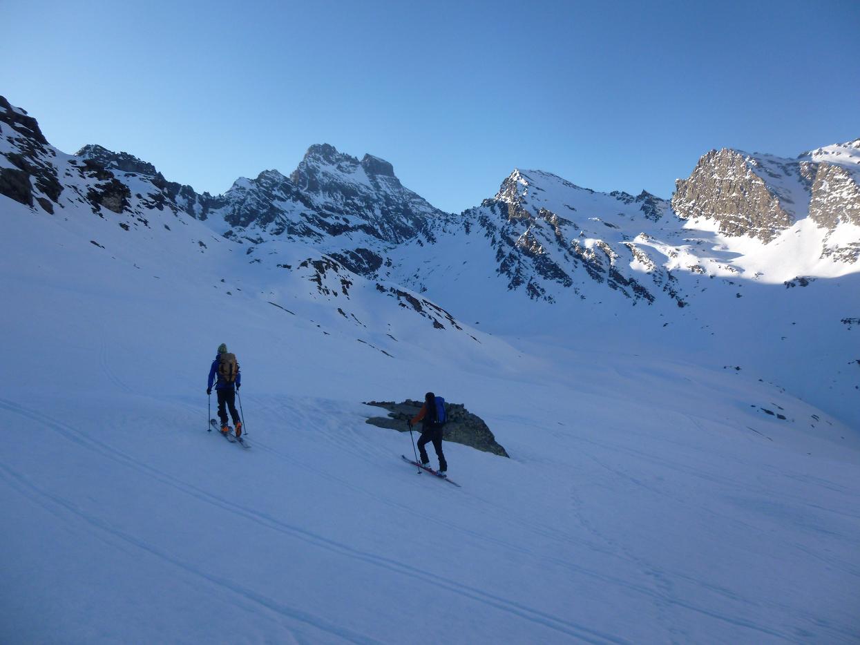 lumière matinale en partant du refuge du viso