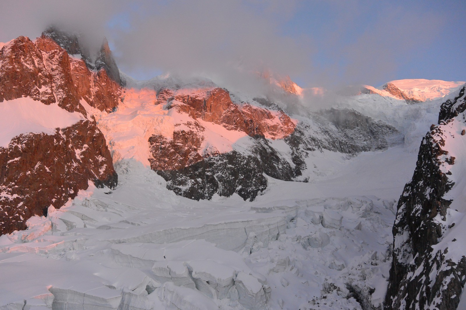 Coucher de soleil depuis la terrasse du refuge