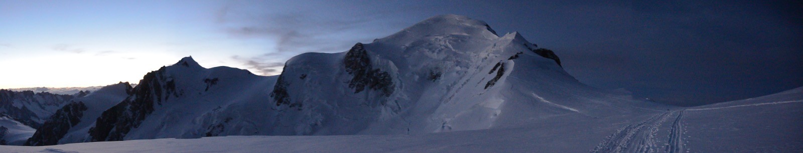 Le jour se lève sur le toit des Alpes