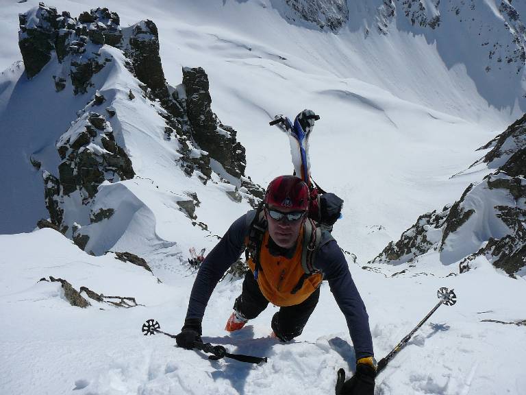 Juste sous le sommet : Loic ne se sépare jamais de ses skis, ça peut toujours servir ! (le couloir est à gauche)