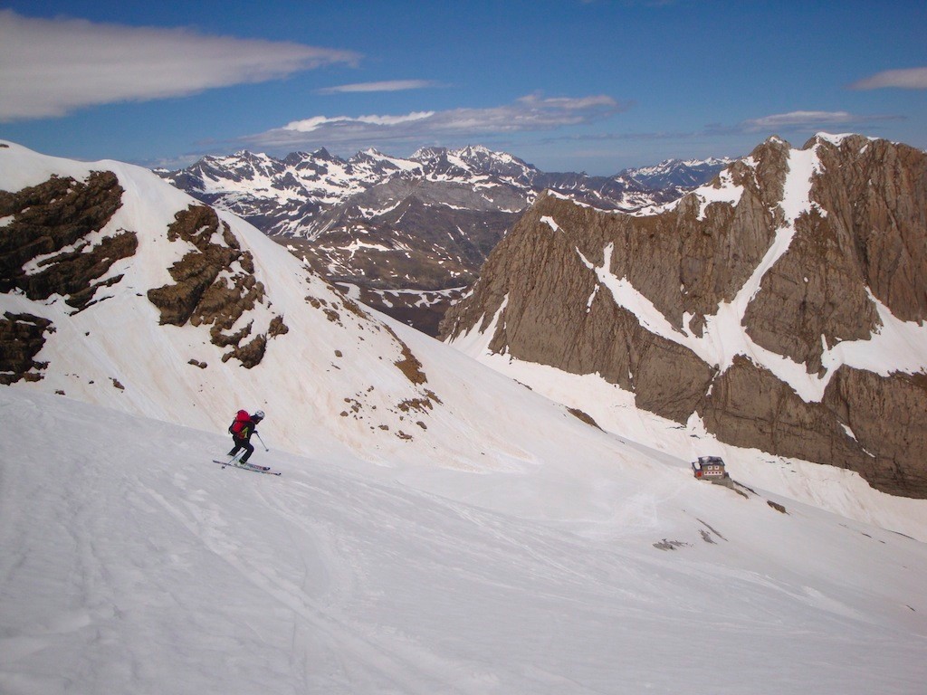 Descente face au Pic des Sarradets