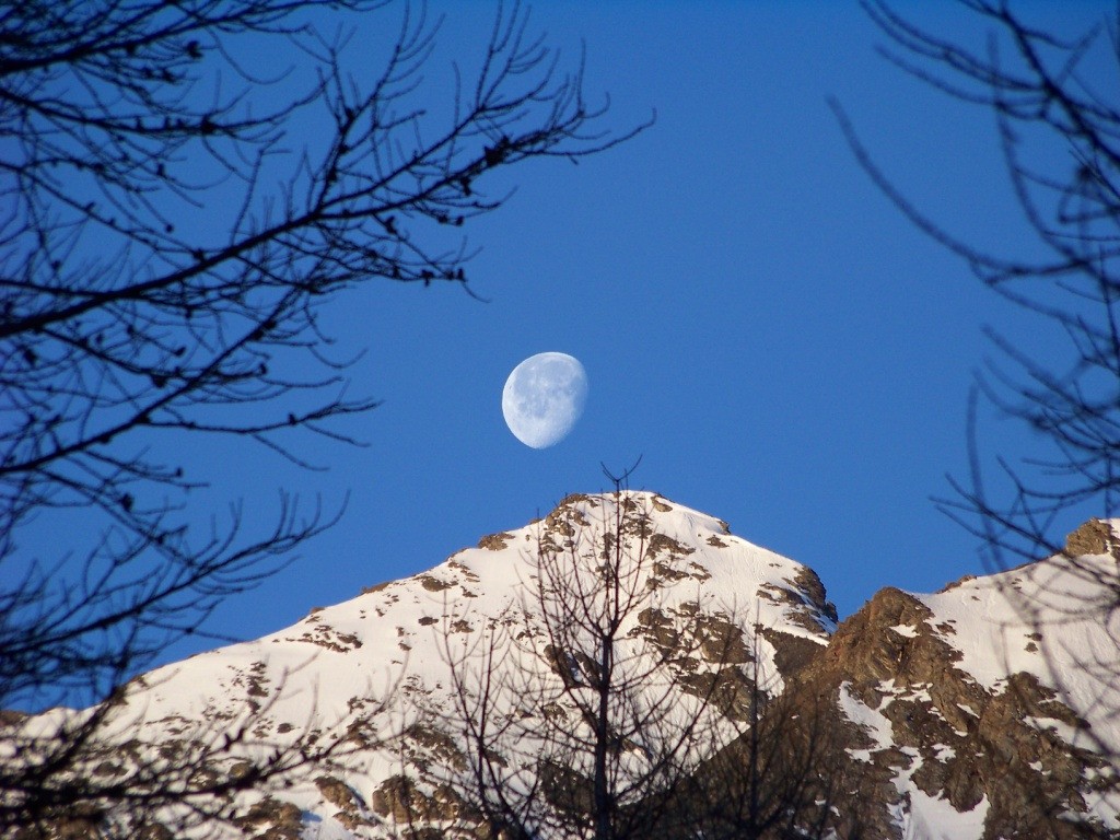 La lune au sommet de la pointe de cugne