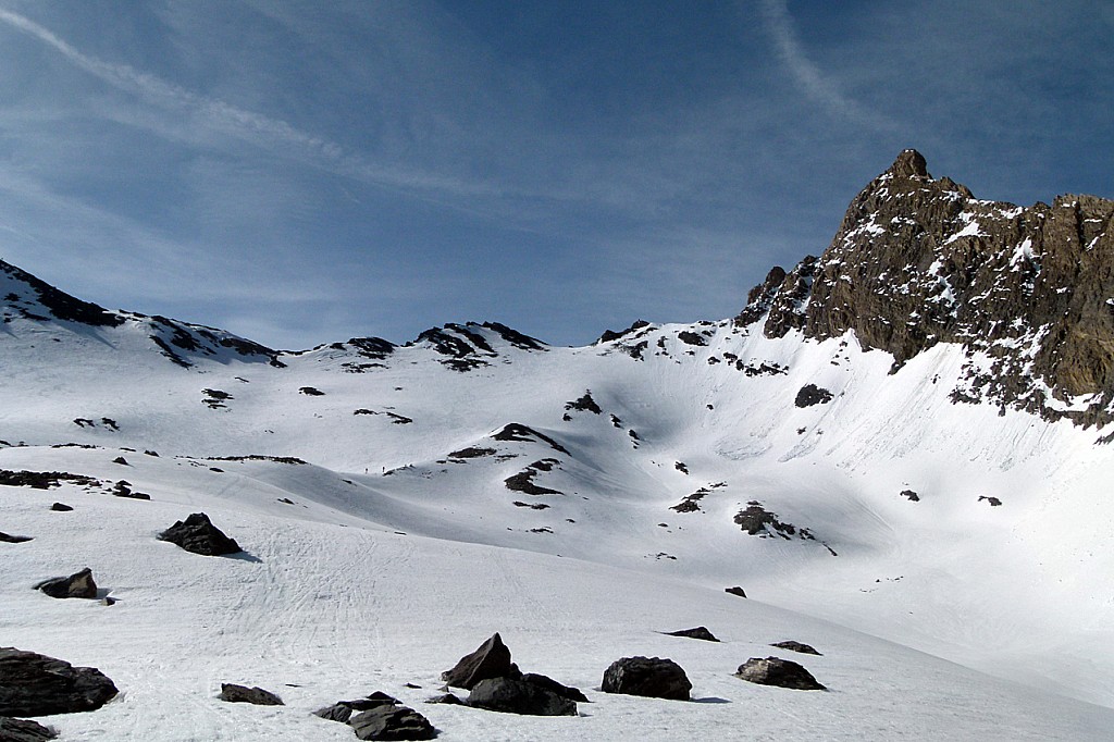 Le vallon de montée à la selle d'Asti ; le passage est sur la crête neigeuse à droite