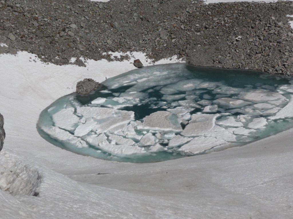 Lac de surface au confluent des deux branches du Glacier Noir