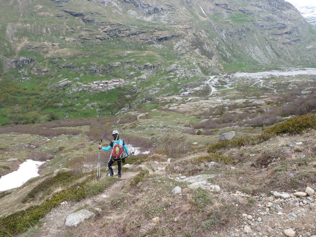 Fin de la descente sur le sentier, non loin du parking
