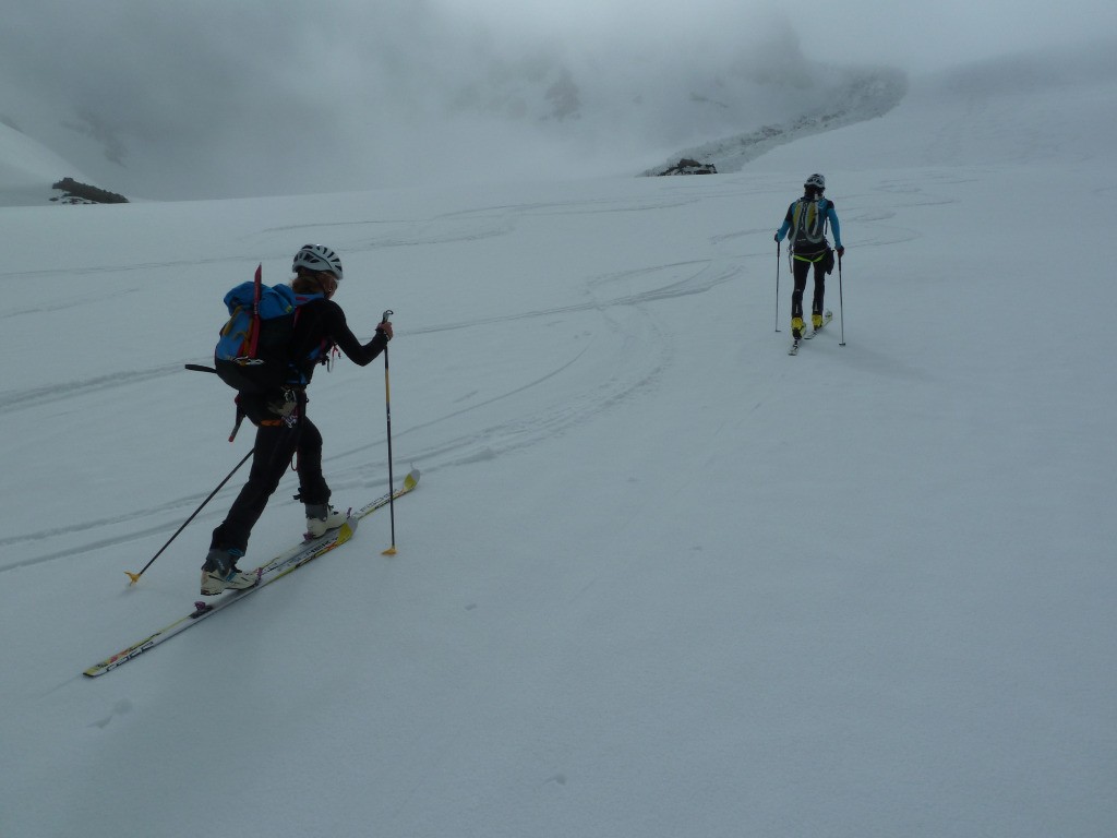 Eclaircie sur le plat du glacier des Evettes, on distingue l'avalanche vers la pointe Tonini.