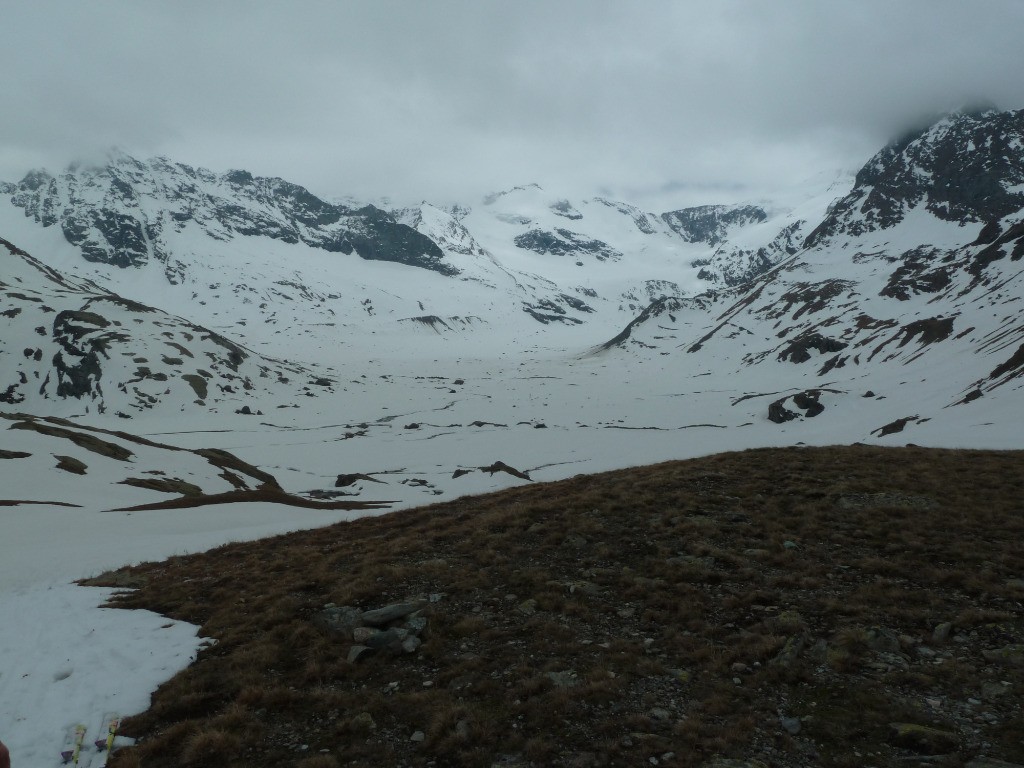 Vue du cirque des Evettes depuis le col en début d'après-midi. Le plafond est remonté un peu et dévoile les sommets.