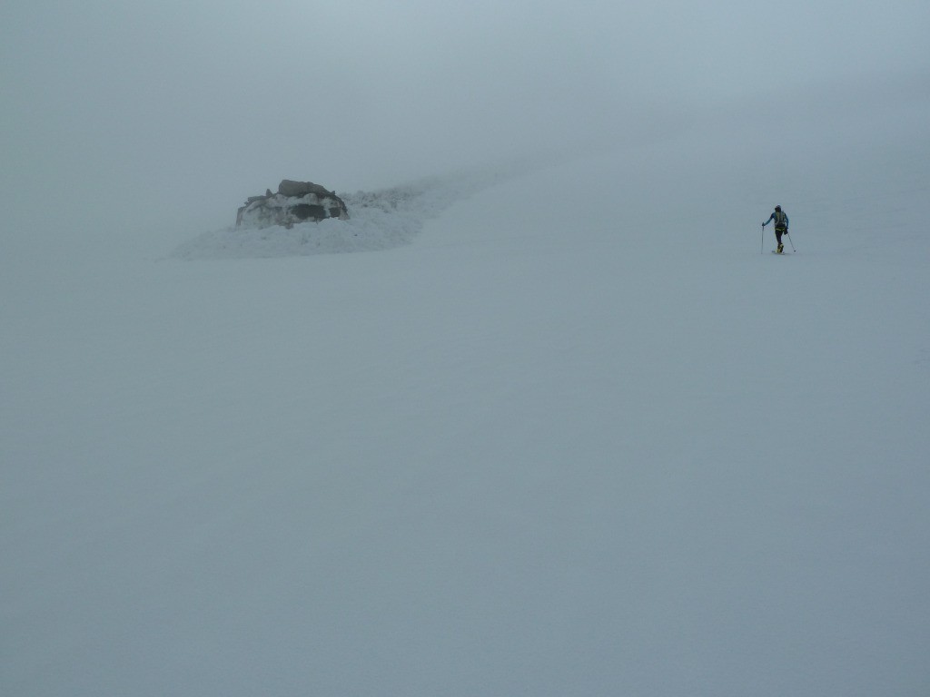 Raph à proximité du gros bloc de l'avalanche sous la pointe Tonini