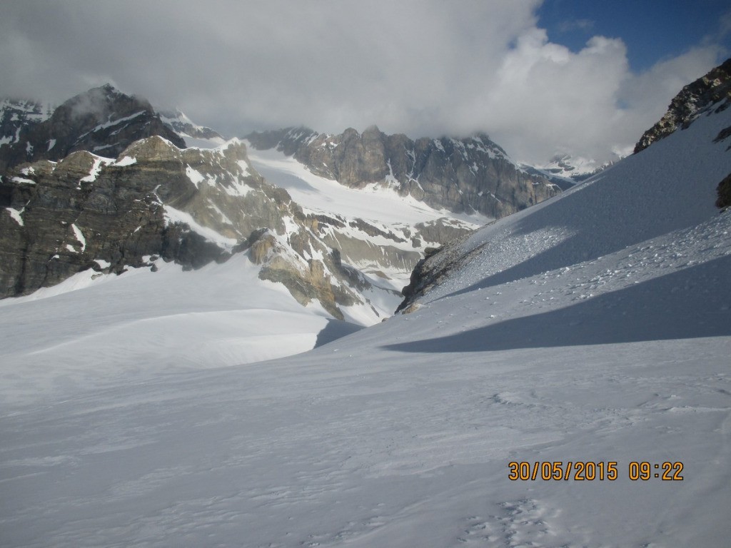 Au fond le glacier de la Tsantelena avec la pointe de la Golette