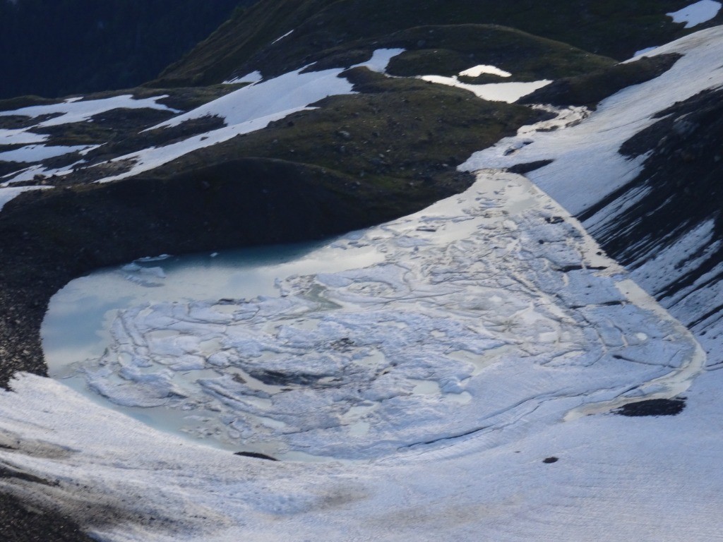 lac glaciaire en cours de dégel 