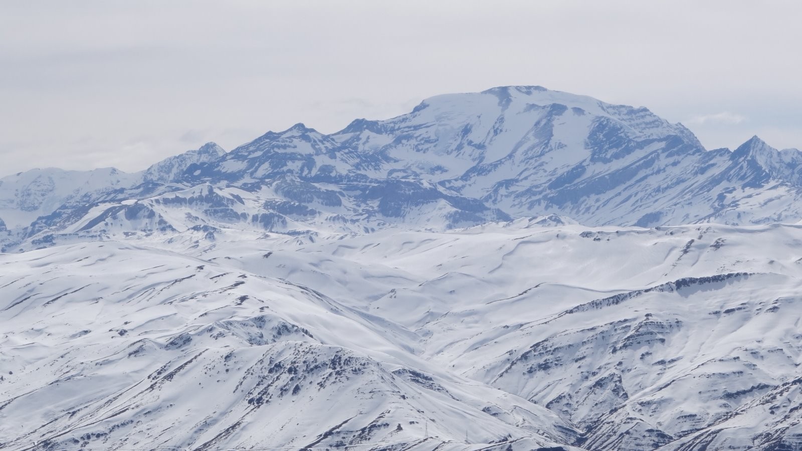 Cerro El Plomo et La Parva au téléobjectif : bien mieux enneigé qu'en 2013