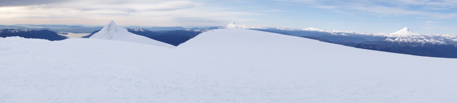 Panorama sommital depuis le volcan Choshuenco au Villarica et Lanin