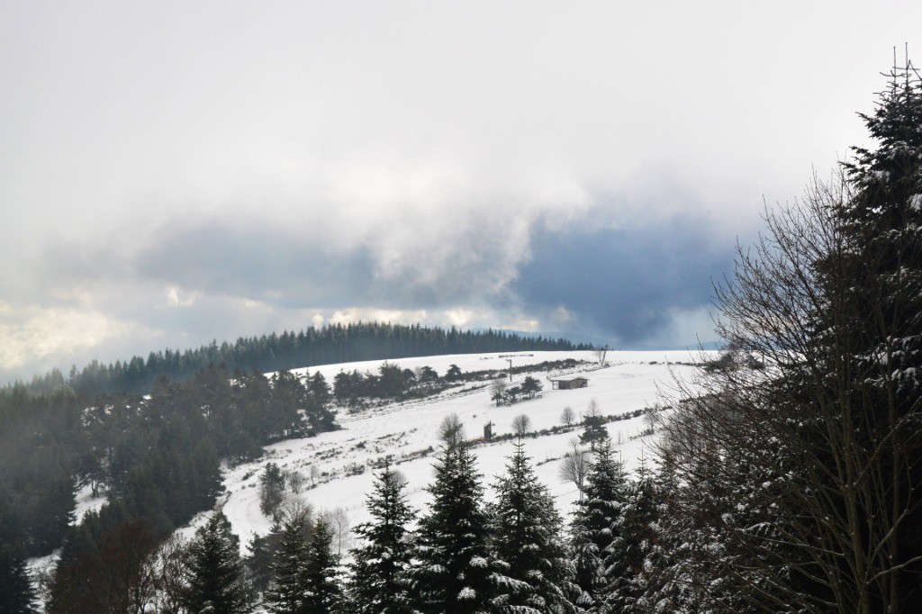 Le haut du stade de neige avec le téléski visible