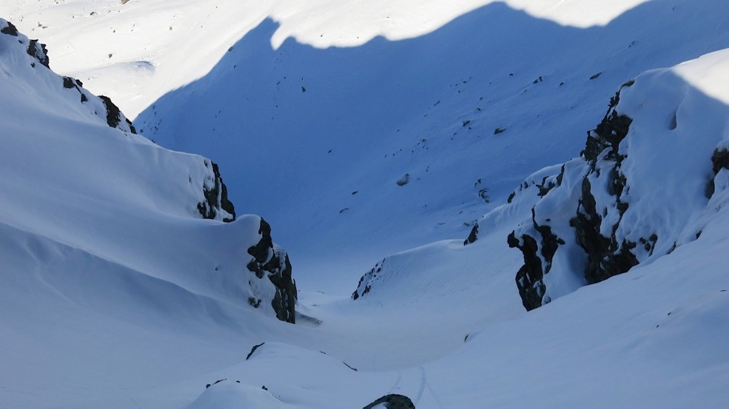 Le couloir pour descendre dans le vallon des marches