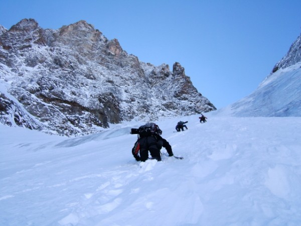 pied du glacier long : sous le bombé de glace on commence le brassage, c'est partit pour 600m