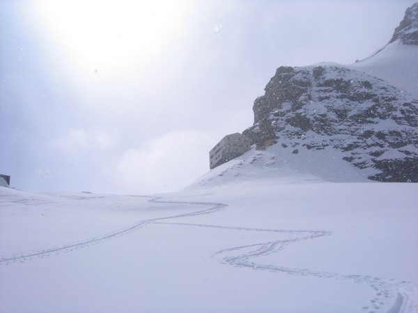 Le Monchhutten : Sous l'arête du Monch, il doit y avoir une belle vue, quand il fait beau...