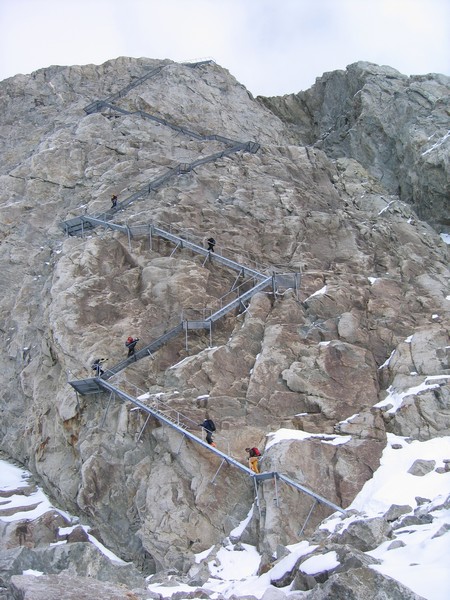 Montée au Konkordiahutte : Un petit décrassage : 100m d'escalier.