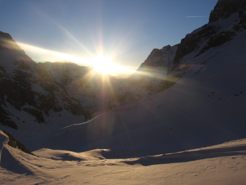 lever de soleil : seul au monde , apaisant , montée à la frontale pour finir sa nuit sur les skis...