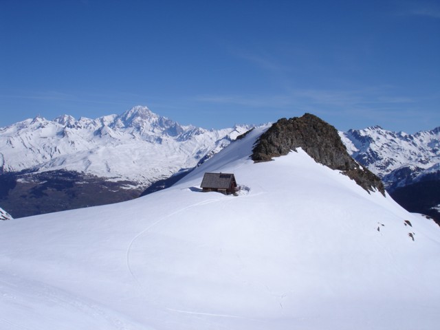 Devant le Mont Blanc : Le refuge de Turia
