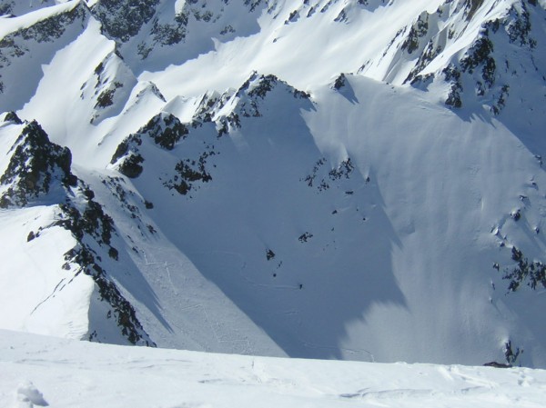 Le col de l'Amiante : Du sommet, un des 2 skieurs qui nous ont doublé, en train de descendre une contre pente en poudre direction les 7 laux puis la Belle Etoile