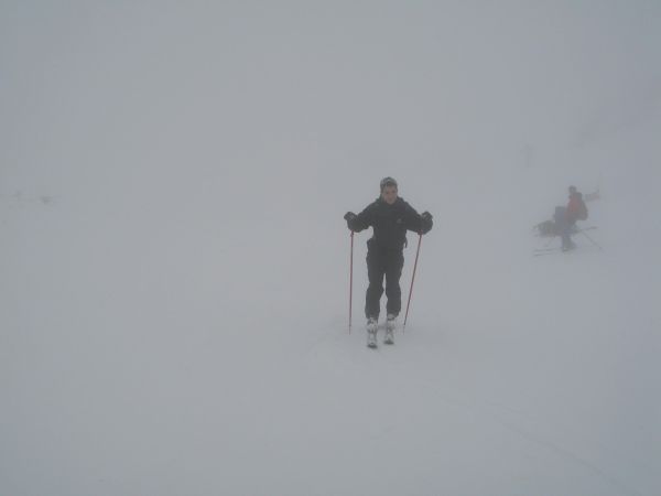 Benji arrive au sommet : A la Cime dans le brouillard épais.
