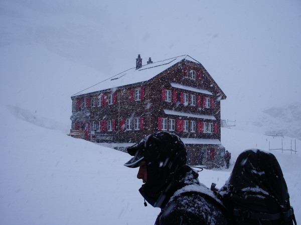 le refuge de lämmerenhütte : ça neige fort en revenant au refuge!!