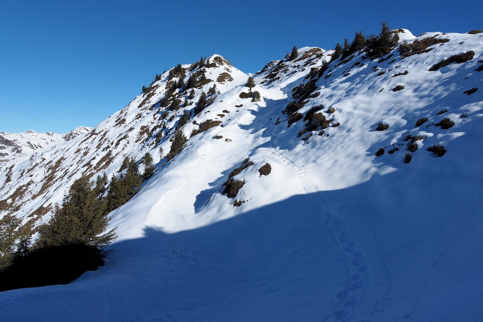 Le Thalweg pour accéder au sommet 2101 m.