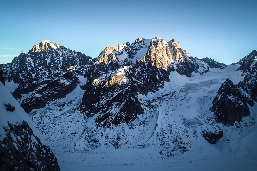 En face, le Chardonnet et l'Aiguille d'Argentière prennent le soleil