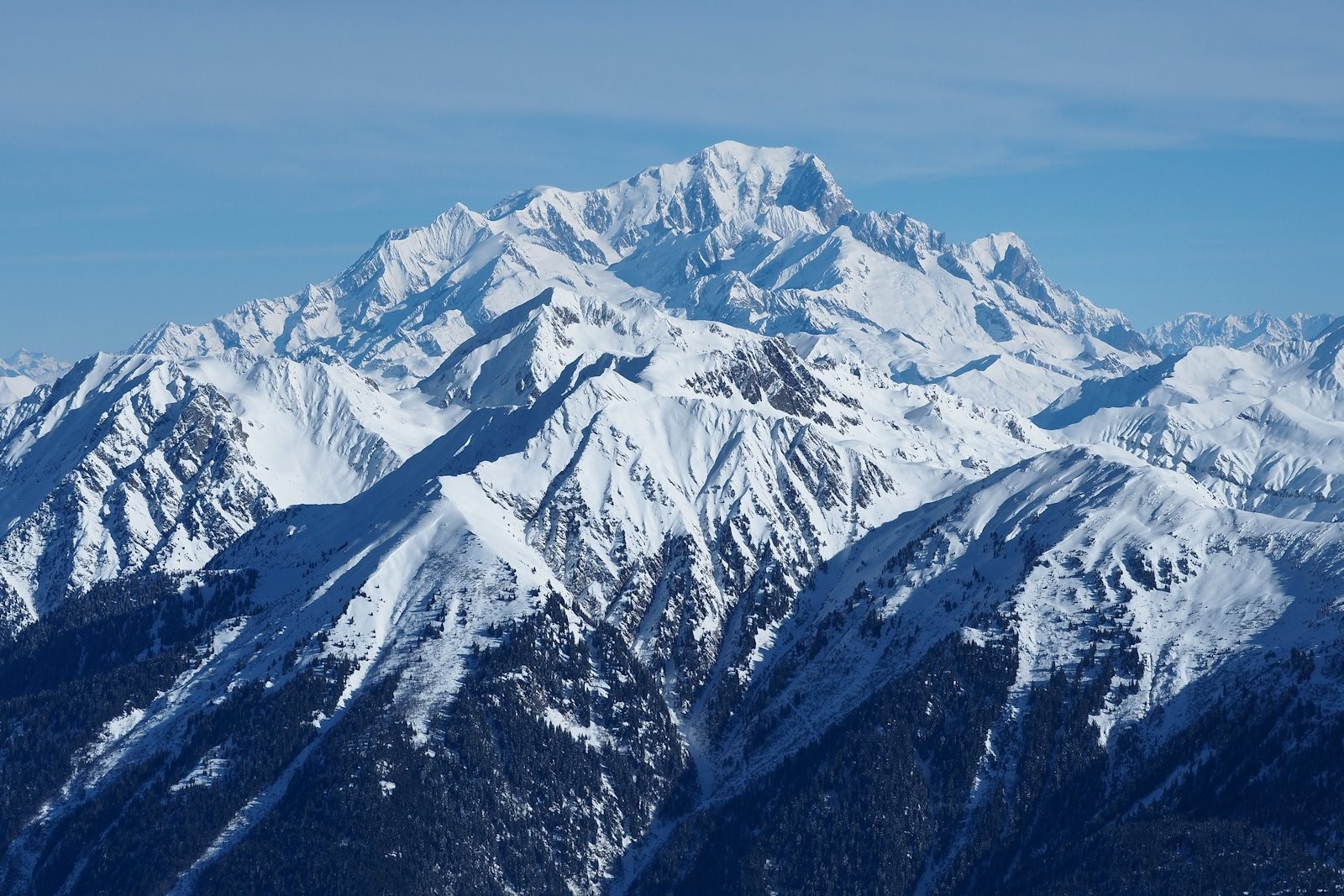 Le Mont Blanc domine les sommets du Beaufortain.