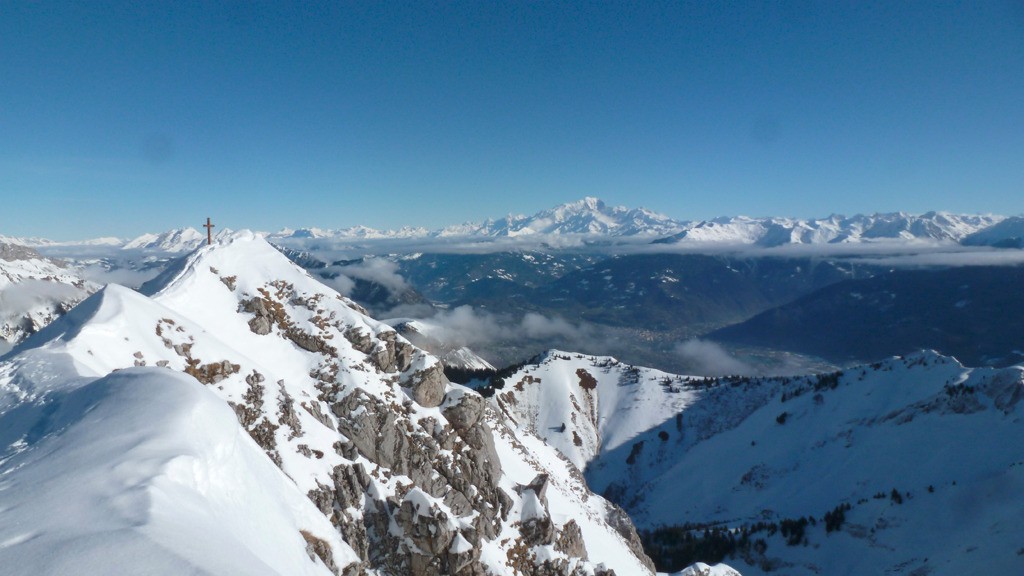 la croix marquant le sommet du Pécloz et le Mont Blanc