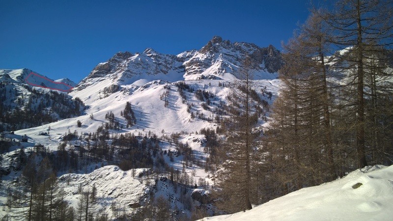 Plusieurs plaques à vent parties dans toute la face Nord de la pointe du Demi.