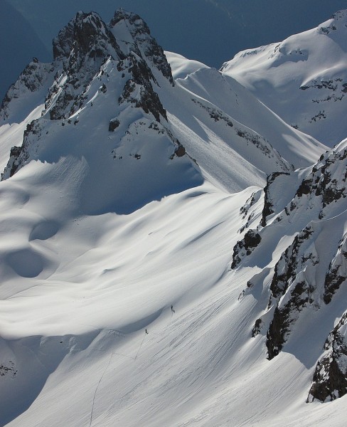 Combe de Roche Noire : 2 skieuses tracent vers Roche Noire.