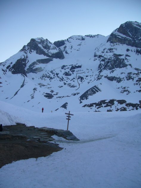 #1 Objectif au petit matin : Trait noir : notre itinéraire. En pointillé ceux du groupe. Objectif au petit matin : Trait noir : notre itinéraire. En pointillé ceux du groupe.