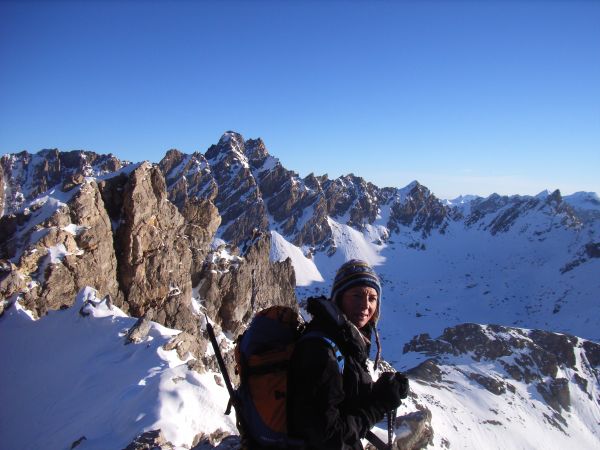 Faby au sommet du Bujon : Col du Chambeyron au fond