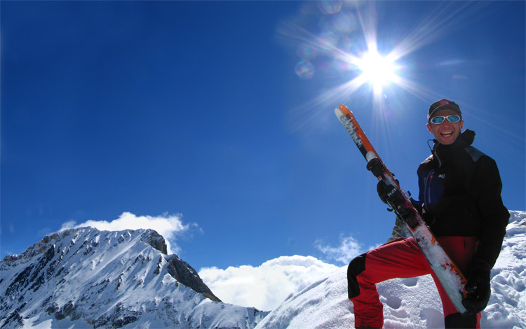 Col du Moine : Il est très content de ses skis !!
Deriere la face NO de la Parrachée, qui a été skié la Veille.