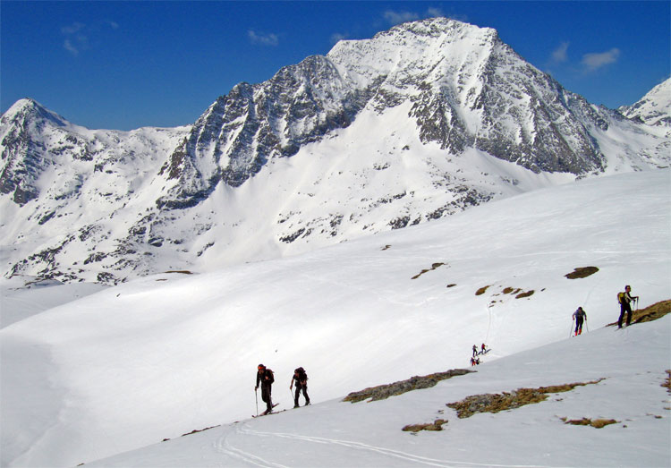 Plan de la Gorma : Montée au lac du Génépy.
Derière la face E de l' Echelles, ça ne passe pas cette année (ou plus)