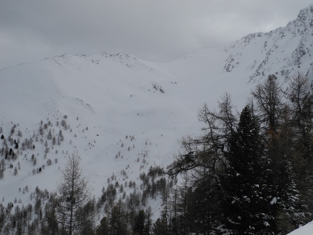 Quatre skieur dans la combe en direction de Querlaye.
