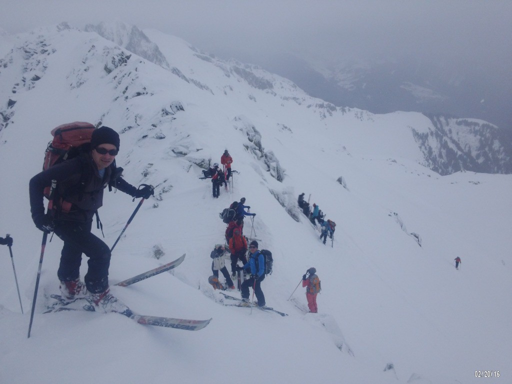 Passage au Col ; croisement avec les skieurs venus du versant opposé.