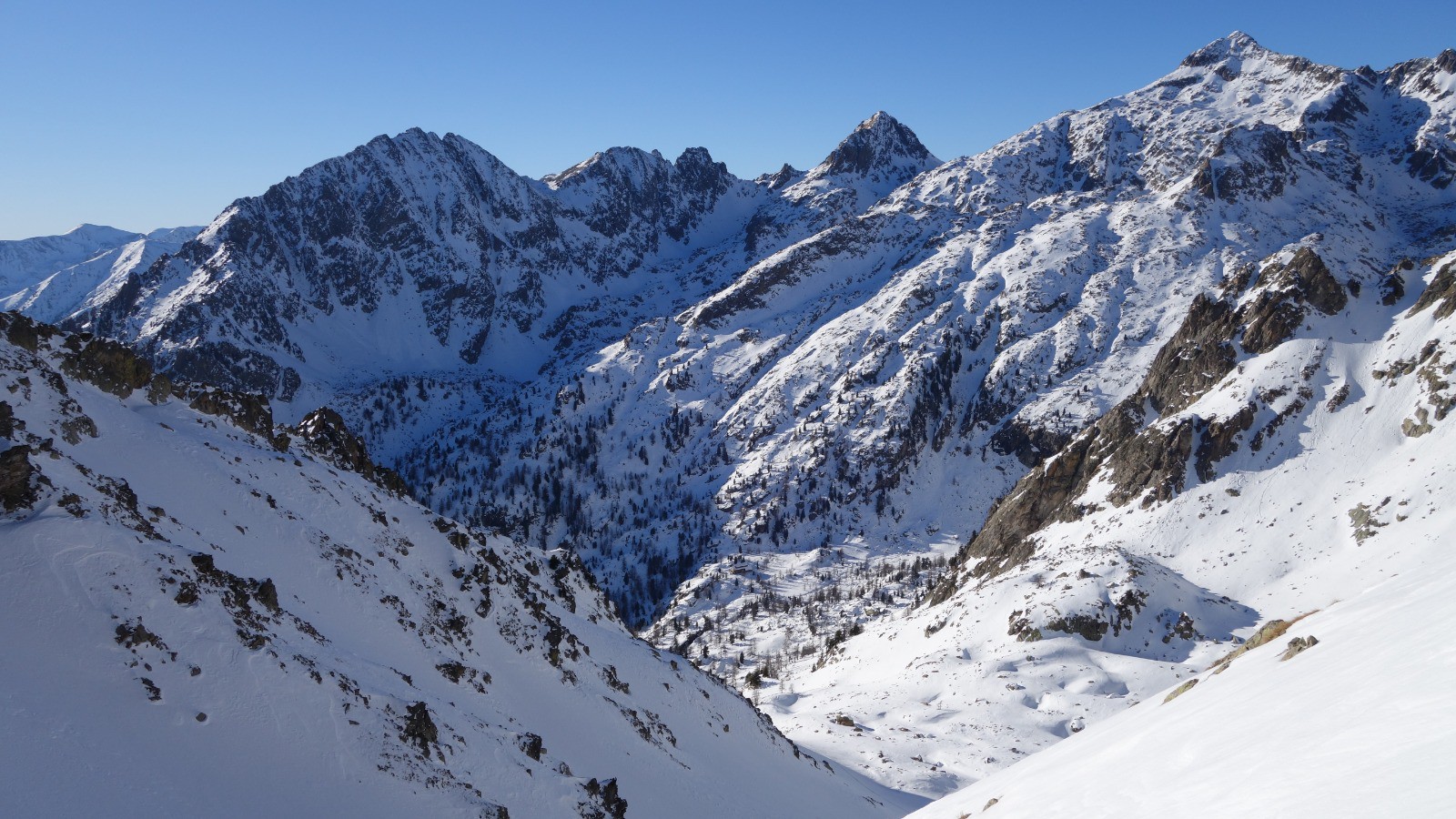 Vallon des Gaisses et refuge de Cougourde