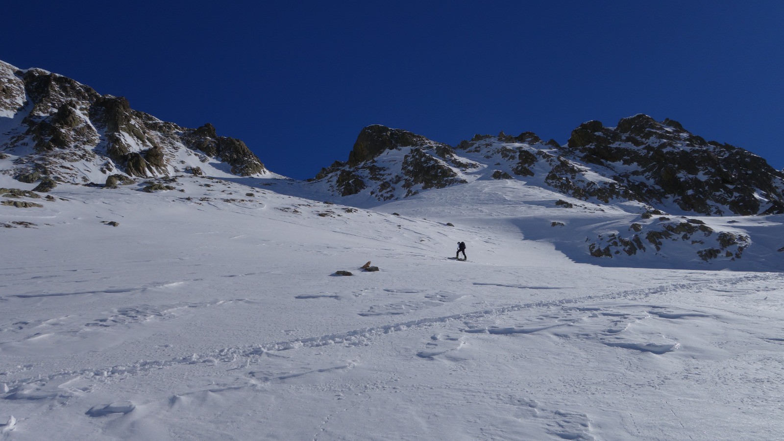 Valérie à la trace dans le Pas des Ladres