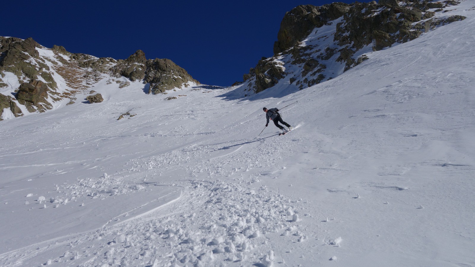 Bonne neige dans la descente du Pas des Ladres