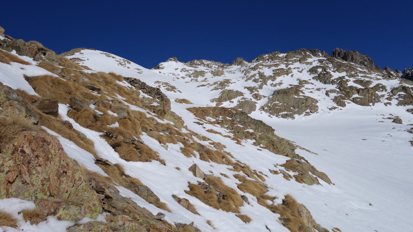 Vers la Cime Ouest de Fenestre un peu sèche