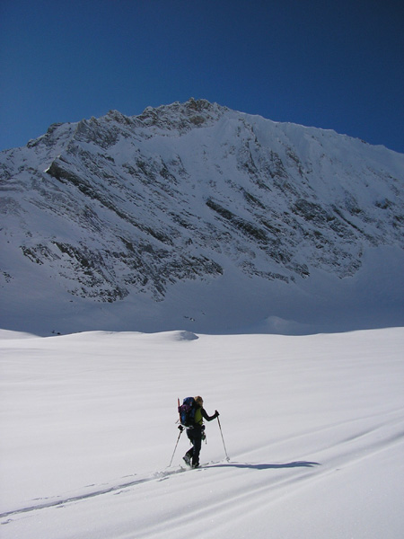 Sur le Glacier de La Mahure : Sandrine fait la trace sous la Dent Parrachée