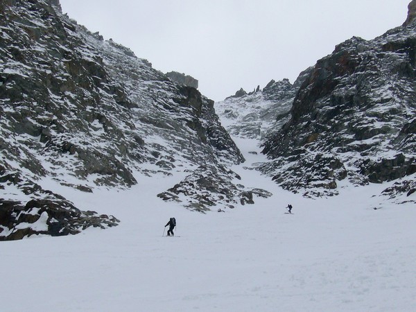 Couloir N du Col de Burlan : Gillou et Bertrand monteront les 2/3 du couloir skis aux pieds.