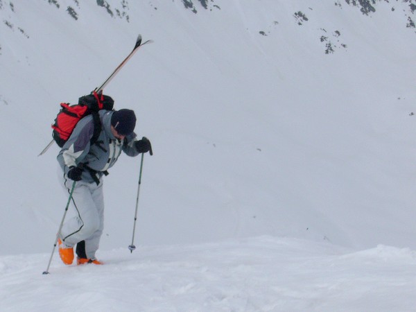 Croix Pinelli : Toujours ce vent fort, qui nous fera courber le dos et baisser la tête sur l'arête menant à la Croix Pinelli.