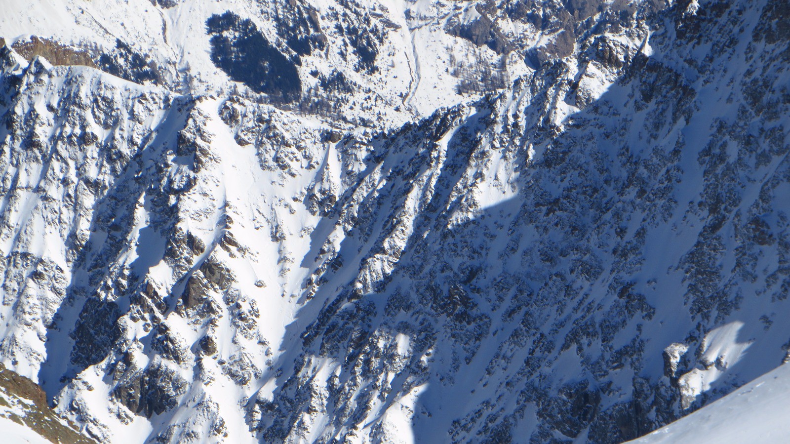 Couloir NO de Coste Bel au zoom depuis Celse Nières