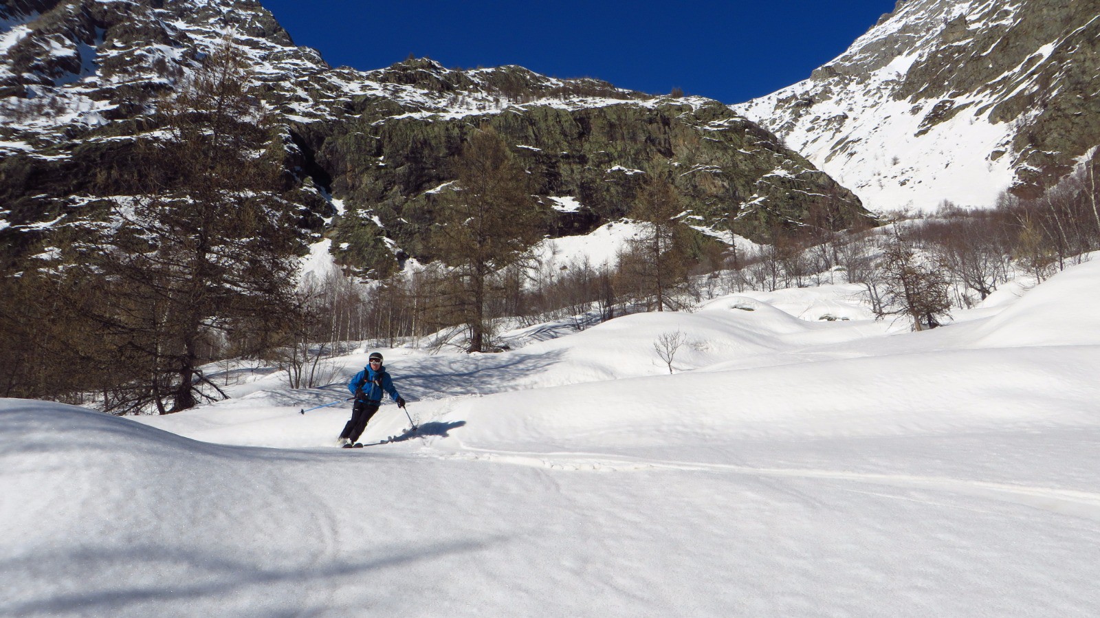 Barre rocheuse de la Garpa. Neige transfo nappée d'éphémères cristaux faces planes!
