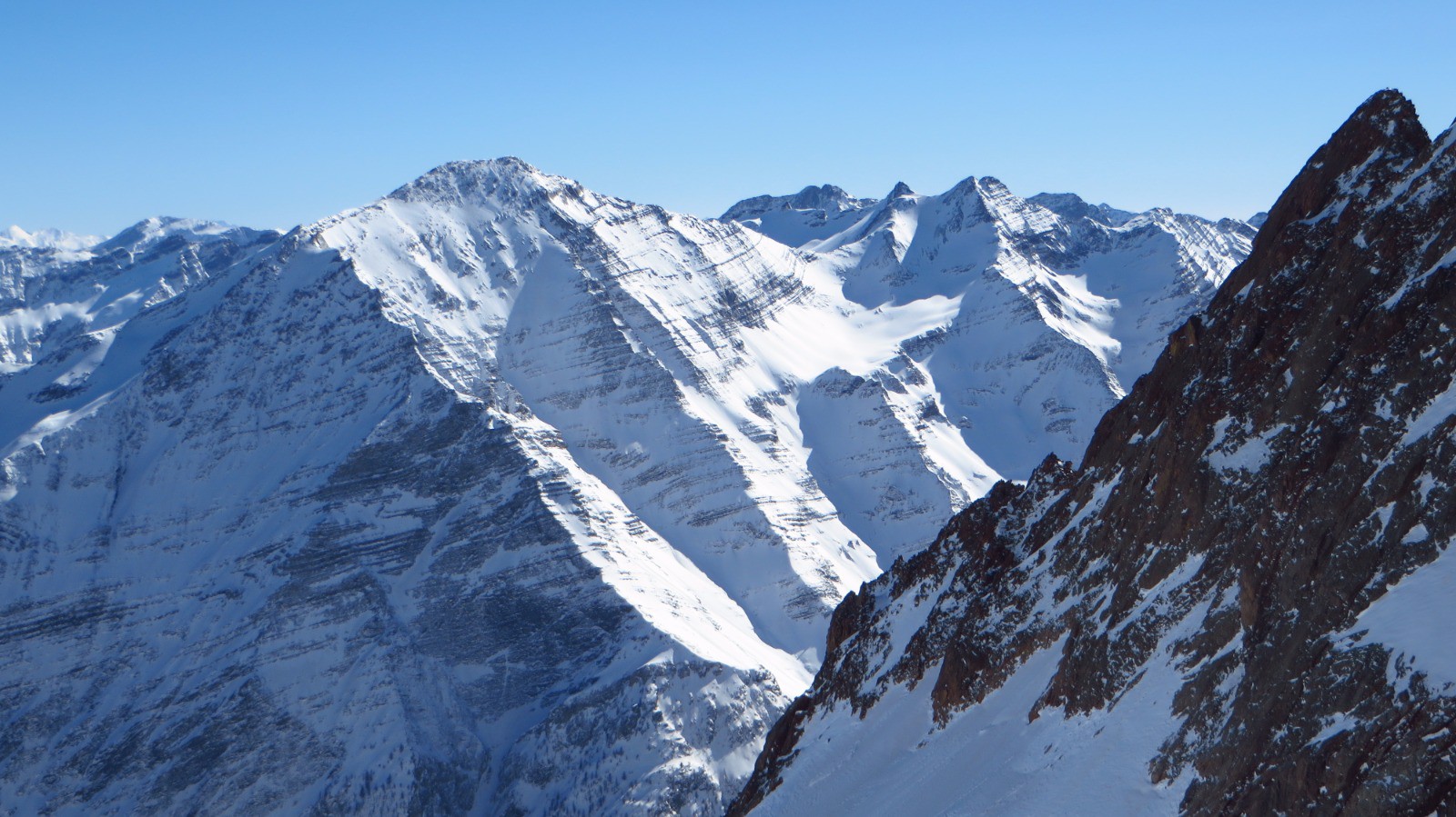 Versant Ouest de l'Aigliere et des Neyzets. Une antécime de la pointe Guyard à droite.